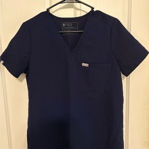 FIGS Women’s Short Sleeve V-Neck Scrub Top in Navy